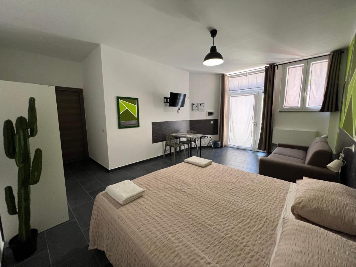 Hostal Metro Young *