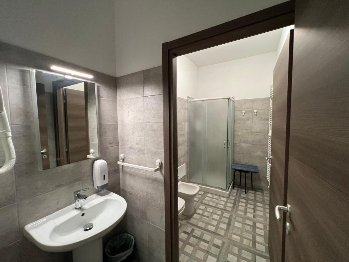 Hostal Metro Young *